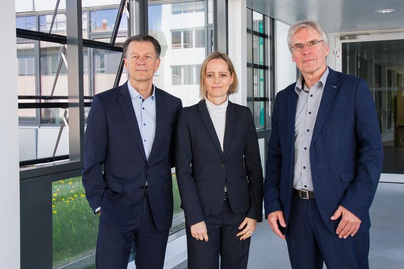 Prof. Petra Kluger (Mitte) bildet seit dem 1. Juni 2025 zusammen mit Dr. Markus Wolperdinger (links) die neue Doppelspitze des Fraunhofer IGB, hier mit Fraunhofer-Präsident Prof. Holger Hanselka (rechts).