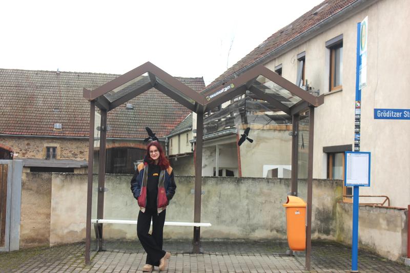 Protagonistin Emily an der Bushaltestelle