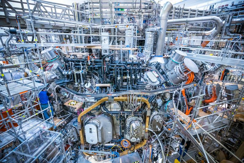 Blick in die Experimenthalle von Wendelstein 7-X.