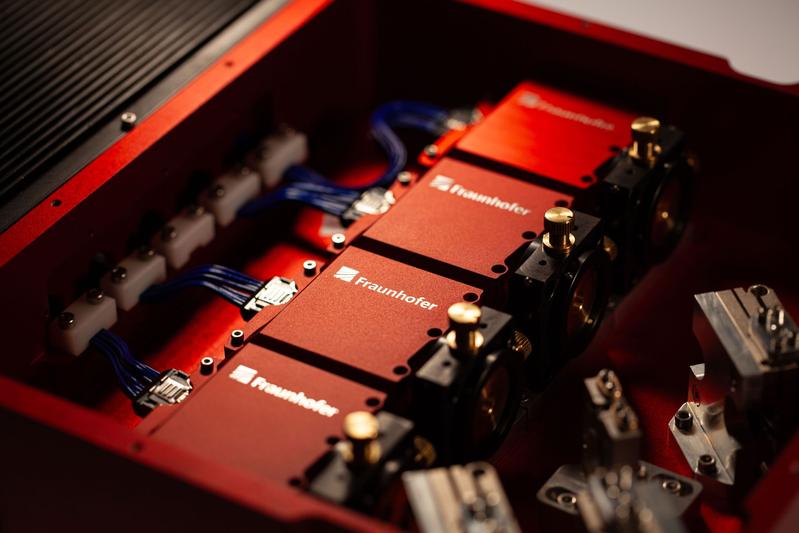 Fraunhofer IAF has developed a flexible method for efficiently combining multiple MOEMS-EC-QCL modules into a multi-core system 