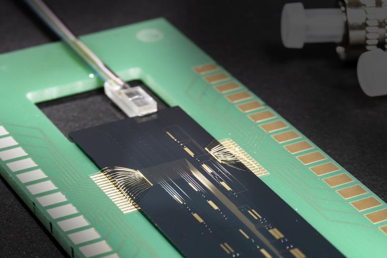 Das Team am Fraunhofer IOF hat für die LNOI-Schaltkreise sowohl die optische  als auch die elektrische Verbindungstechnik entwickelt.