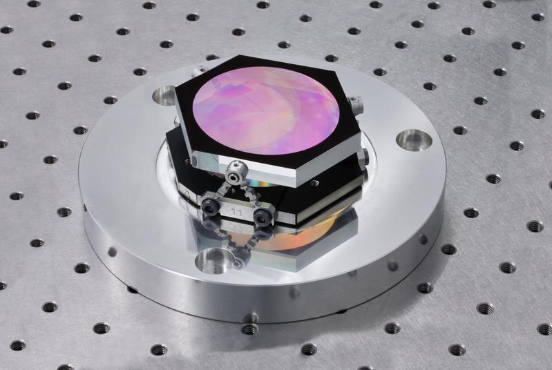 The nanostructured grating for ESA's Copernicus Sentinel-4 instrument is mounted with micrometer precision.