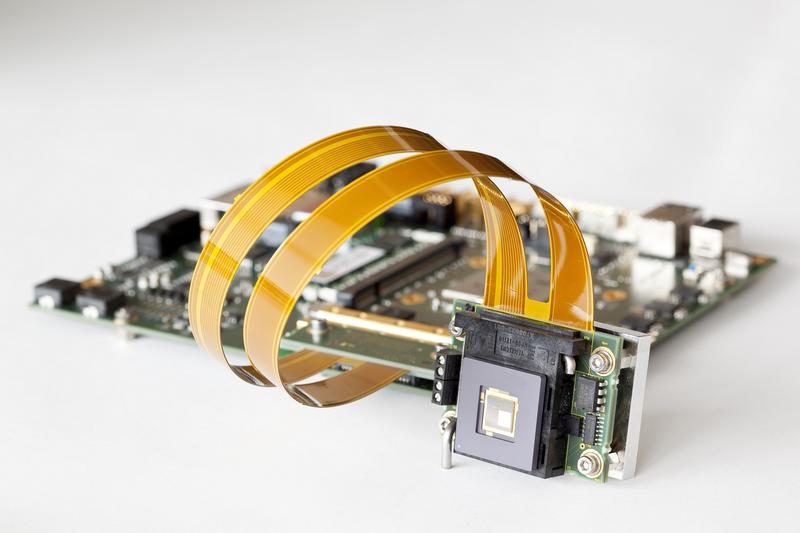 Customer Evaluation Kit with control electronics, connection and 256x256 mirror-component. 