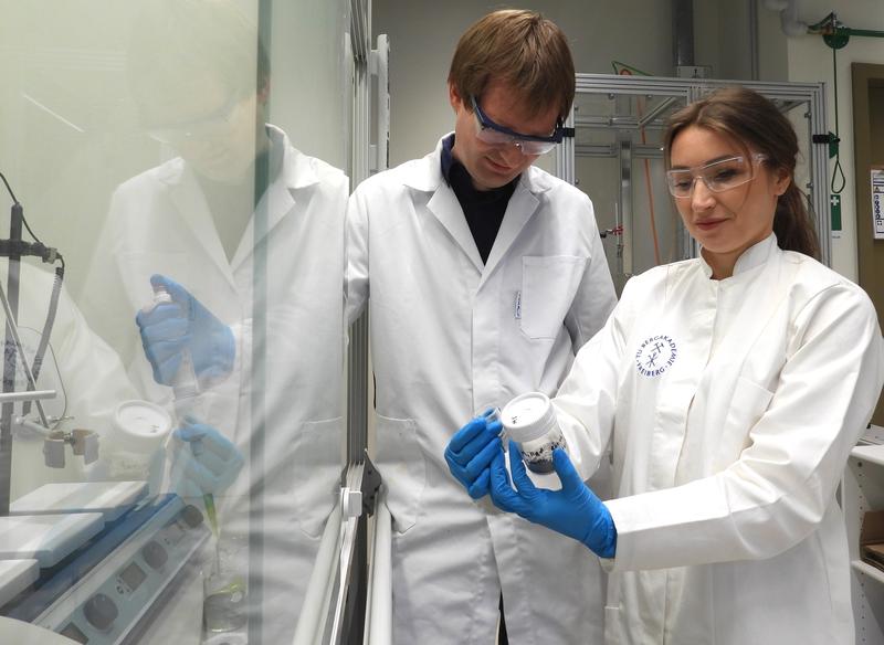 Team in the lab while taking samples. From left to right: Dr Pit Völs, Dr Lesia Sandig.