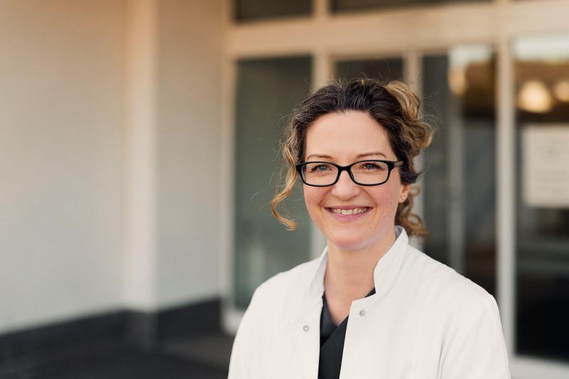 Prof. Dr. Rena Amelung, Professorin für Biomedizinische Grundlagen an der HSBI, leitet das Forschungsprojekt „inproTeamZNA – Wie gut sind wir als Team Notaufnahme?“.