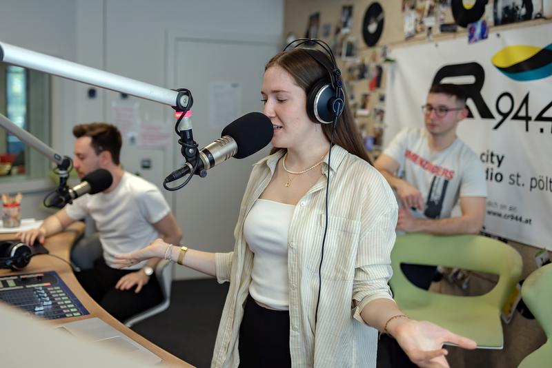 Im Studio des Campus & City Radio St. Pölten: THWS-Studierende arbeiteten während der International Radio Days an zwölf Radiosendungen
