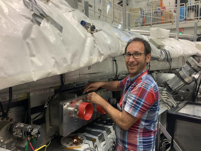 Prof. Dr. Martin Fertl bei Arbeiten am Muon g-2 Speicherring