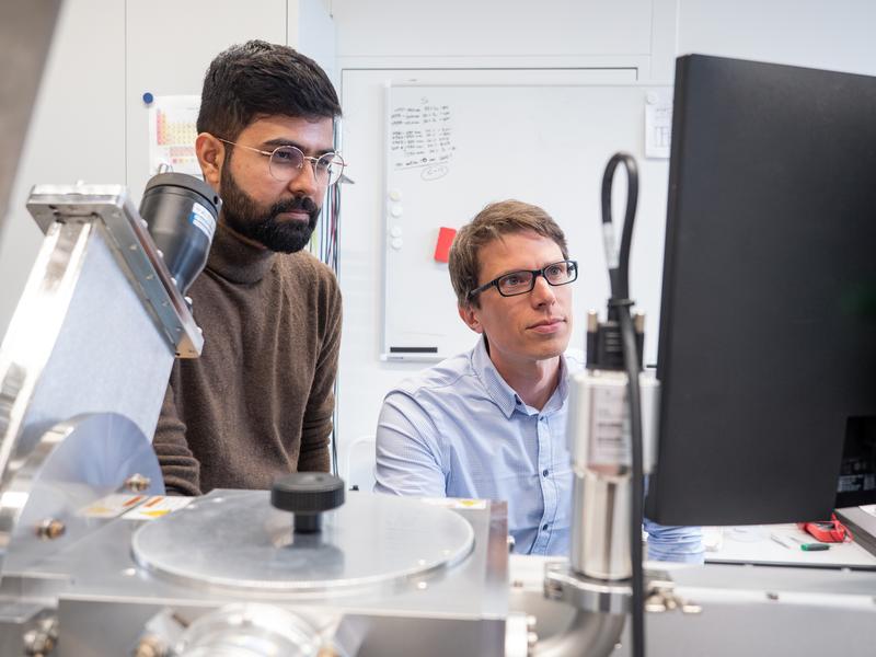 Das Team um die Empa-Forscher Jyotish Patidar (links) und Sebastian Siol hat durch cleveres Timing die Herstellung von hochwertigen piezoelektrischen Dünnschichten mittels HiPIMS-Verfahren ermöglicht.