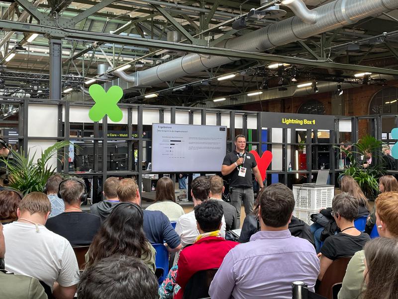 Der Talk mit Maximilian Schultz zum Projekt KINiro – Künstliche Intelligenz in Nichtregierungsorganisationen: Bedarfe, Akzeptanz und Umsetzungsmöglichkeiten zog viele Besucherinnen und Besucher an und kann auf YouTube abgerufen werden.  