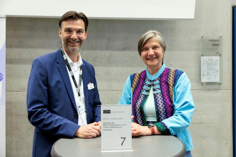 Kooperation live: Prof. Dr. med. Solveig Groß und Dr. Hans Bügl von Thermo Fisher Scientific im dialogstarken Austausch auf dem Marktplatz.