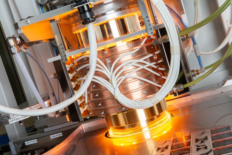 Die optimierten Umformprozesse ermöglichen die automatisierte Fertigung hochpräziser optischer Glaskomponenten: Die Umformung der Glasrohlinge bei bis zu 800 °C dauert nur wenige Minuten.
