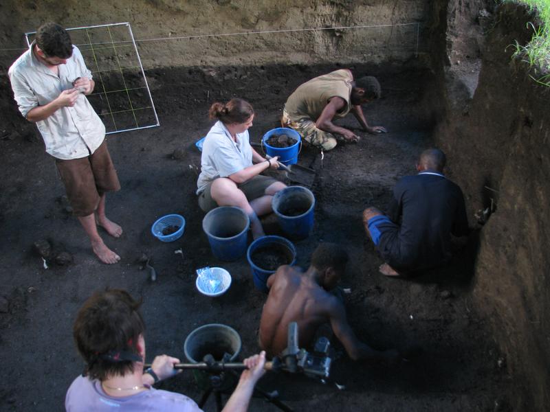 Ausgrabungsarbeiten auf der Insel Watom im Bismarck-Archipel, Papua-Neuguinea, in 2009.