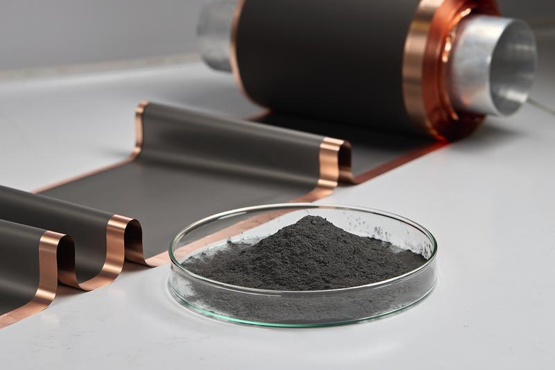 Mit der neuen Trockentransfertechnologie DRYtraec® werden Elektroden von Energiespeicherzellen mit einem trockenen Film statt mit flüssigen Chemikalien beschichtet.