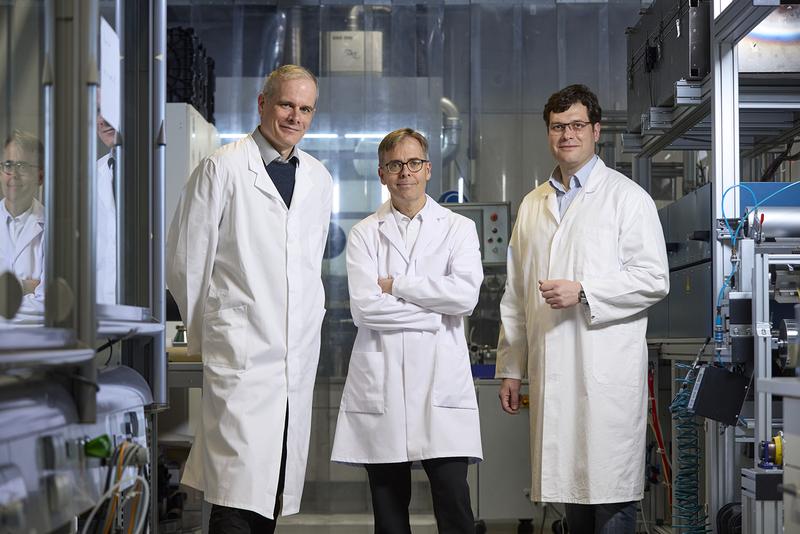 Winners of the Joseph von Fraunhofer Prize for 2025: Holger Althues, Stefan Kaskel and Benjamin Schumm (from left) from Fraunhofer IWS.
