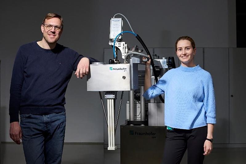 Dr. Thomas Waschkies und Andrea Mroß erhielten den Joseph-von-Fraunhofer-Preis 2025 für die Entwicklung des mobilen, ultraschallbasierten Messsystems »AloX«. 
