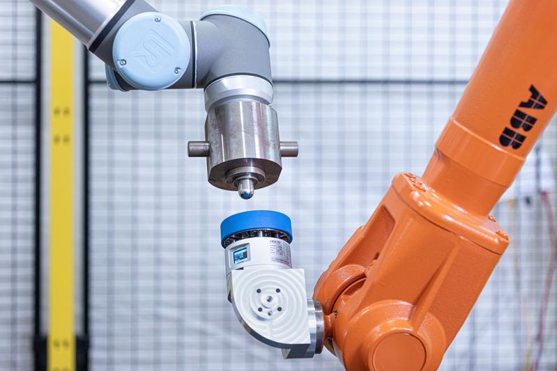 Auf dem automatischen Kollisionsprüfstand werden Cobots einmalig vermessen und so ein Kollisionsmodell erzeugt, das bei der Sicherheitsauslegung genutzt werden kann.