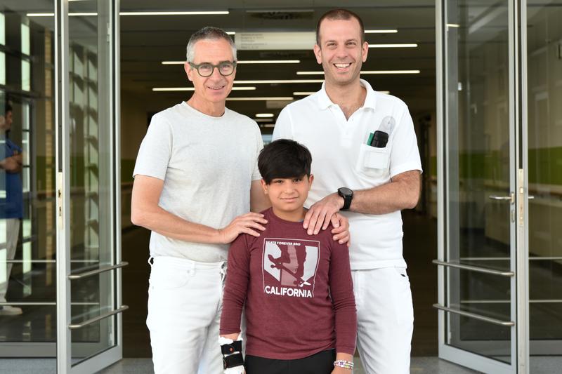 Klinikdirektor Prof. Dr. Marcus Lehnhardt, Patient Mirvais und Oberarzt Dr. Patrick Harenberg (v. l.)