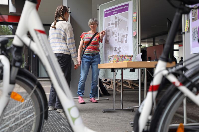 Wo sollen neue Fahrradabstellanlagen gebaut werden? Studierende und Mitarbeitende konnten beim Rad-Aktionstag ihre Wünsche einbringen 