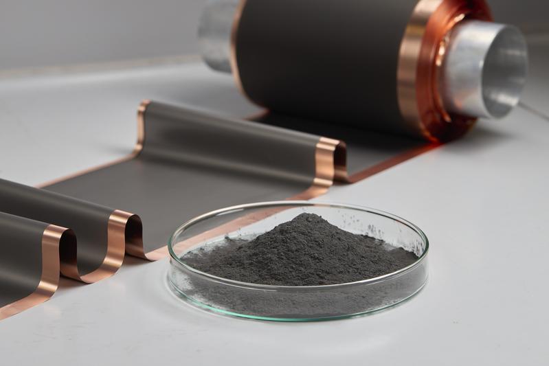 Mit der neuen Trockentransfertechnologie DRYtraec® werden Elektroden von Energiespeicherzellen mit einem trockenen Film statt mit flüssigen Chemikalien beschichtet.