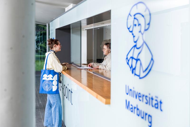 Im Erdgeschoss des Uni-Gebäudes Biegenstraße 10 haben Eingangsbereich und die Anlaufstelle für Studierende eine neue Gestaltung erhalten