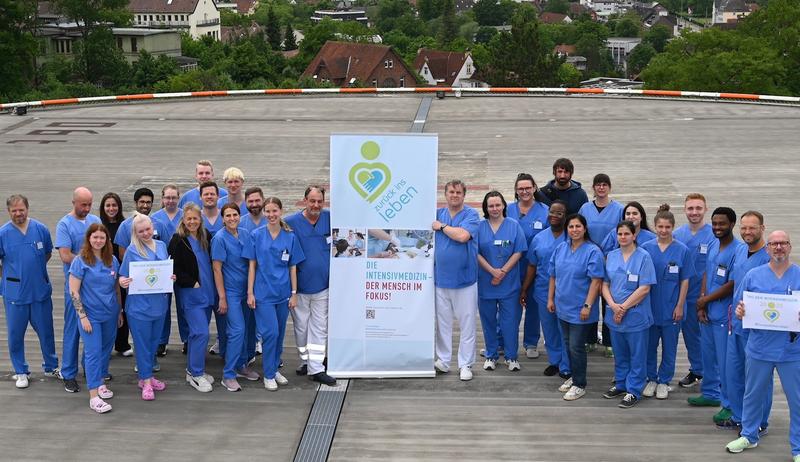 Engagiert für Schwerstkranke: Mitarbeitende einer Intensivstation zum Tag der Intensivmedizin – unter dem Motto „Zurück ins Leben“ lenkt die DGAI den Blick auf Chancen, Grenzen und Zukunft der Intensivmedizin.
