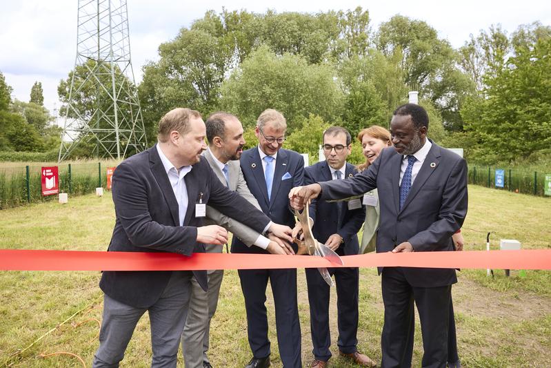 Einweihung des neuen CampusLabs for Global Soil Health, Water and Climate: Christian Polensky, Prof. Kaveh Madani, TUHH-Präsident Prof. Andreas Timm-Giel, Prof. Nima Shokri, TUHH Vizepräsidentin Forschung Prof. Irina Smirnova, Prof. Tshilidzi Marw