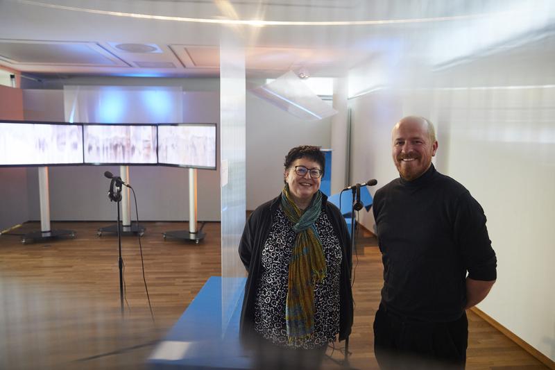 Die künstlerische Gesamtleitung der Ausstellung liegt bei Professorin Sabine Breitsameter vom Fachbereich Media der h_da (links) und Klaus Schüller, Lehrkraft für besondere Aufgaben an der h_da.