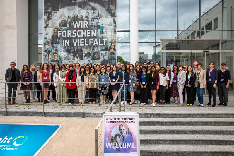 Teilnehmerinnen des internationalen Karriere-Workshops Women in Photonics am Leibniz-IPHT in Jena: Mehr als 70 Nachwuchswissenschaftlerinnen aus 17 Ländern tauschten sich über optische Gesundheitstechnologien und Karrierewege in der Forschung aus. 
