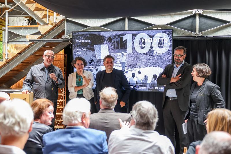 Prof. Christiane Weber (rechts) moderierte die Konferenz-Session „About Frei Otto“.