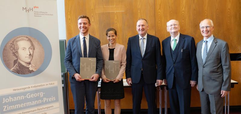 PD Dr. Niklas Klümper, Prof. Dr. Elisabeth Heßmann, Prof. Dr. Markus W. Büchler, Prof. Dr. Michael Manns, Vorsitzender des Johann-Georg-Zimmermann-Kuratoriums, und Prof. Dr. Siegfried Piepenbrock, stellvertr. Stiftungsratsvorsitzender MHH plus (von li.) 