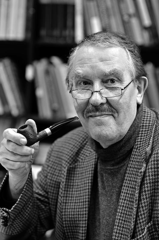 Henning Scheich in seinem Büro am LIN, aufgenommen im Jahr 2012. Er war langjähriger Direktor des Instituts und Gestalter der neurowissenschaftlichen Forschung in Magdeburg. Die Pfeife war sein Markenzeichen – viele kannten ihn kaum ohne. 