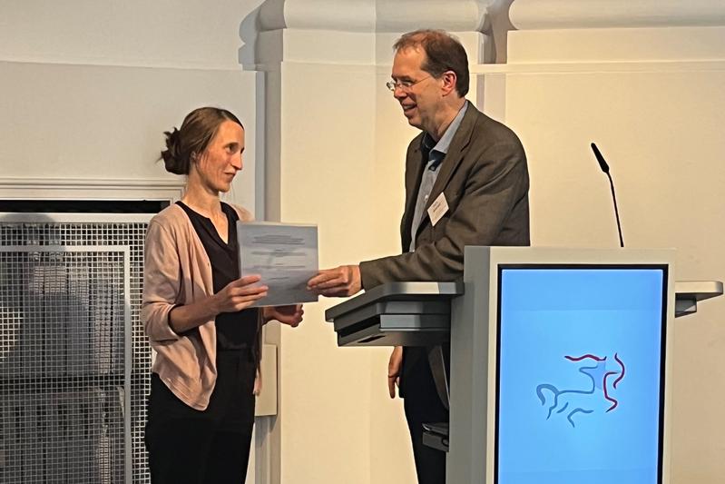   Sarah Potthoff (links) nahm den Preis stellvertretend für das Team entgegen.  