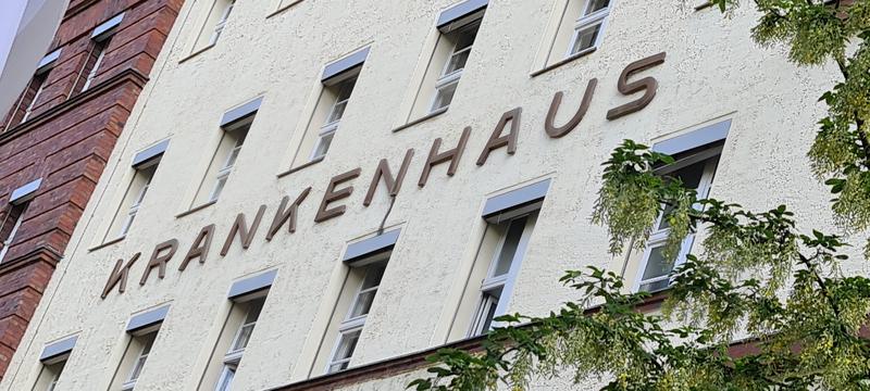 Wie gut sind Notaufnahmen in Berliner Krankenhäusern auf Gewaltbetroffene im privaten und sozialen Umfeld vorbereitet? Werkstattgespräch mit Rechtsmedizinerin Prof. Dr. Christine Bartsch am 10. Juni 2025, 17 Uhr an der HWR Berlin und online.