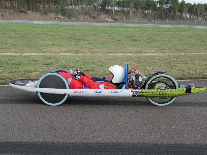Die Fahrerin des Teams Lausitz Dynamics Thi Ha An Le im Energiesparmobil Hydragen ohne Verdeck auf der DEKRA-Teststrecke in Klettwitz. 