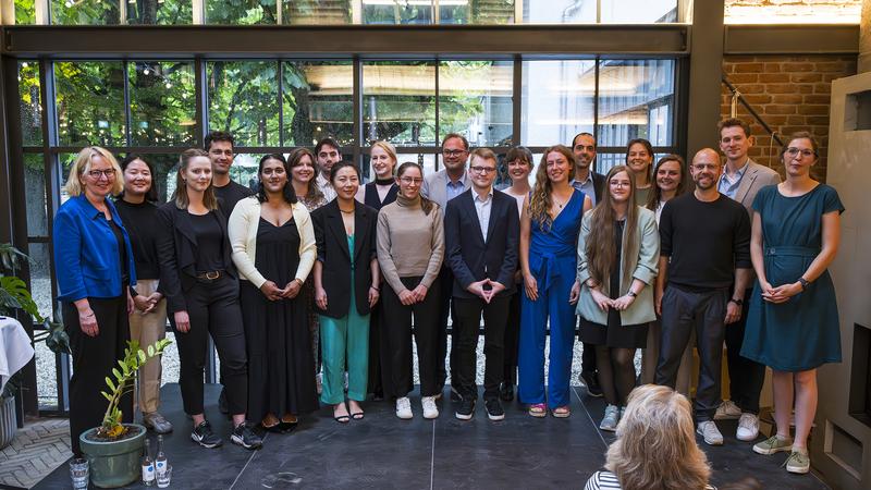 Ten teams received the ‘Best Research Environment 2024’ award on 7 June 2025. Far left in the picture: Dr Henrike Hartmann (Volkswagen Foundation). Far right in the picture: Dr Gisela Kopp (Die Junge Akademie).