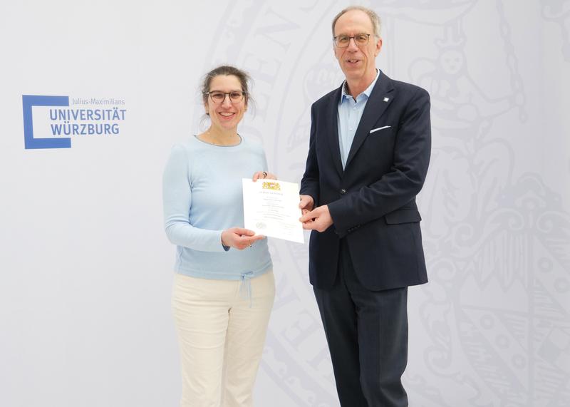 Stefanie Samida erhält ihre Ernennungsurkunde von Universitätspräsident Paul Pauli. 