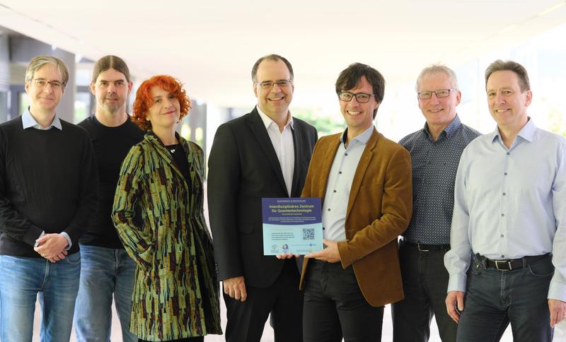 Das Führungsteam des neuen Zentrums für Quantentechnologien aus der Physik, Mathematik und Informatik