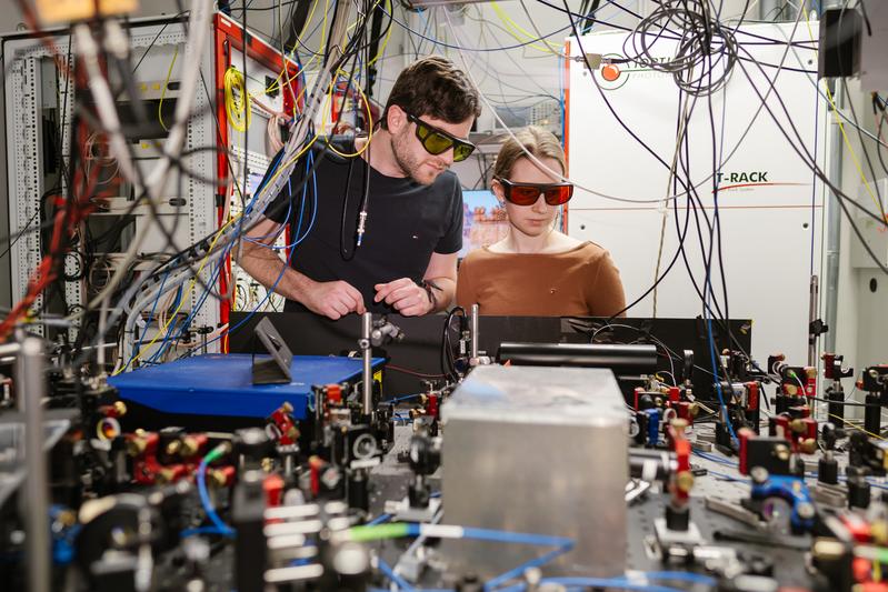 Ein Forscher und eine Forscherin arbeiten im Quantenlabor der Universität des Saarlandes. 