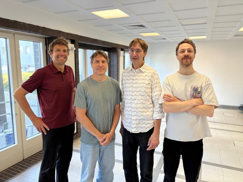 Die drei Data Champions 2025, (v.r.n.l) Dr. Steven Franke, Dr. Daniel Steinhage, Dr. Veit Helm, mit Prof. Dr. Olaf Eisen (ganz links), der die Forschenden für den Preis nominiert hat.