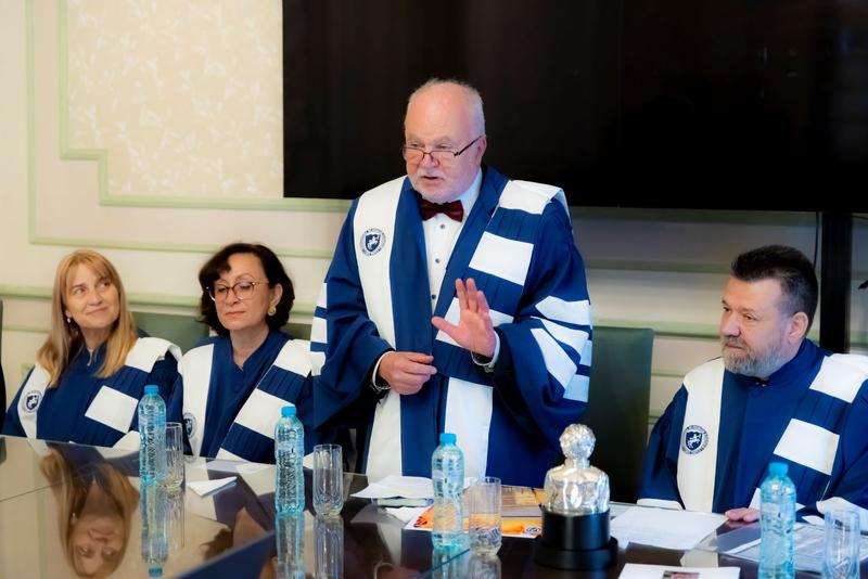 Prof. Dr. Ernst Holler, Seniorwissenschaftler der Klinik für Innere Medizin III am UKR, wurde mit der Ehrendoktorwürde der Universität für Medizin und Pharmazie „Carol Davila“ in Bukarest ausgezeichnet.