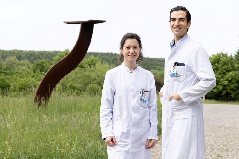 Dr. Erik Thiele Orberg, Ph.D., Oberarzt, und Dr. Elisabeth Meedt, Fachärztin der Klinik und Poliklinik für Innere Medizin III am UKR, wurden mit dem Forschungspreis der Deutschen Arbeitsgemeinschaft für Hämatopoetische Stammzell-TX ausgezeichnet.