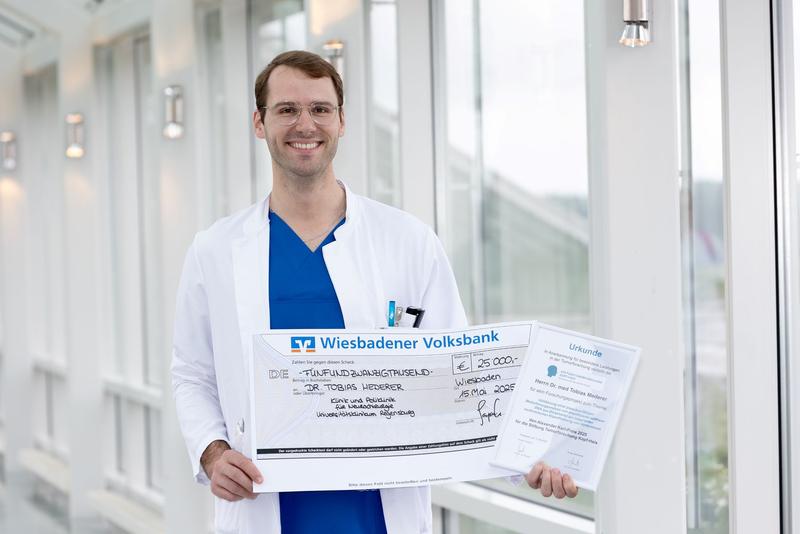 Dr. Tobias Mederer, Assistenzarzt der Klinik und Poliklinik für Neurochirurgie am UKR, erhält den Alexander Karl-Preis der Stiftung Tumorforschung Kopf-Hals.
