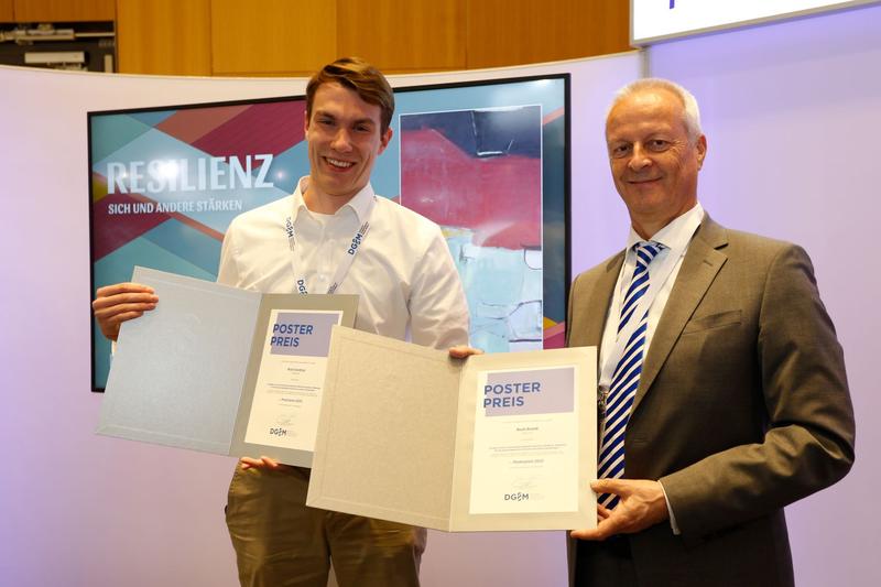 Noah Sendtner (l.) nimmt den gemeinsam mit Noah Brandl verliehenen Posterpreis der Deutschen Gesellschaft für Innere Medizin (DGIM) entgegen. 