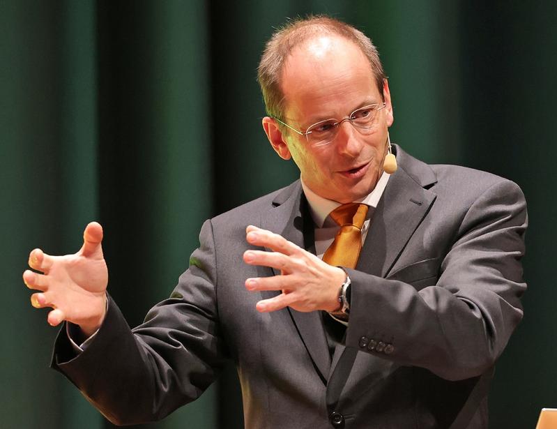 Prof. Constantin Haefner, Executive Board Member for Research and Transfer at the Fraunhofer-Gesellschaft, will open the discussion with his keynote speech on the application panel “Laser Fusion: Energizing Photonics Industry”.