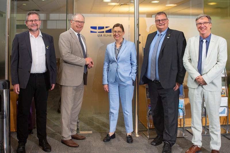 Vor dem neuen Büro in São Paulo v.l.n.r.: Prof. Dr. Matthias Epple (UDE), wissenschaftlicher Geschäftsführer, Ulf Richter, Kanzler der UDE, Prof. Dr. Barbara Albert, Rektorin der UDE, Prof. Dr. Gerhard Schembecker Prorektor, TU Do, Marcio Weichert, G