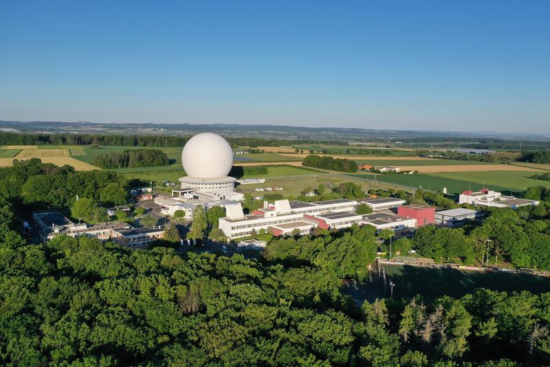 Das Institutsgelände in Wachtberg mit dem weithin sichtbaren Radom, in dem sich das Weltraumbeobachtungsradar TIRA (Tracking and Imaging Radar) befindet. 
