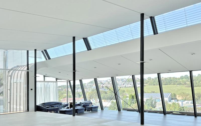 Innenansicht auf das neu errichtete Erweiterungsgebäude von Renz Solutions mit innovativer energieeffizienter Lüftungstechnologie. 