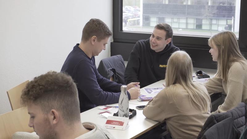 Studierende arbeiten mit der Future Skills Toolbox – ein zentrales Element im Projekt DigBridge Dual.