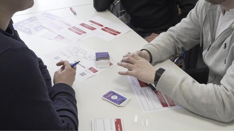 Im Projekt DigBridge Dual reflektieren Studierende mit einem speziell entwickelten Kartenspiel über Future Skills und ihre Anwendung im Studium und Beruf.**