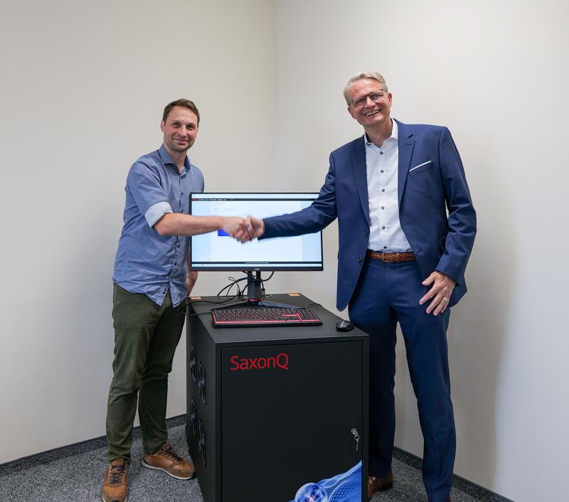 Quantencomputer am Fraunhofer IWU Dresden: Übergabe und Inbetriebnahme am 11. Juni 2025. Links: Dipl.-Ing. Albrecht Hänel, Leiter der IWU- Abteilung Digitaler Produktions-Zwilling; rechts Prof. Marius Grundmann, Co-CEO der SaxonQ GmbH. 